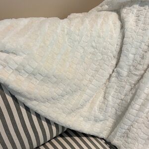 Luxurious White Faux Fur Throw Blanket NWOT